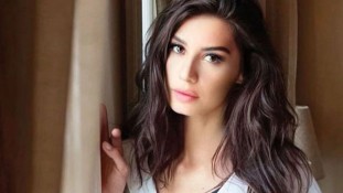 Burcu Kıratlı Tiyatroya Dönüyor