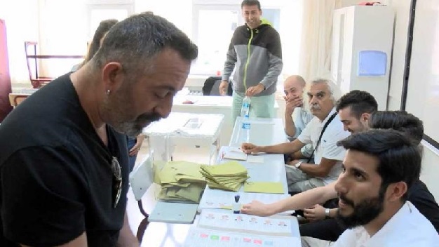 Cem Yılmaz ikinci turda kimi destekleyecek?