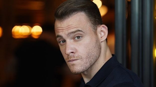 Kerem Bürsin Aşk Sarhoşu Oldu! Sevgilisini Yere Göğe Sığdıramadı!